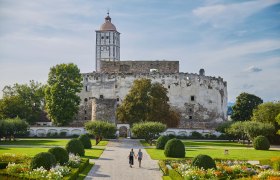 Gesamterlebnis Schallaburg, © Rupert Pessl Schloss Schallaburg mit Garten und zwei Personen auf einem Weg.