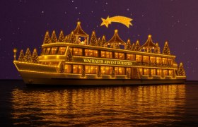 Der erste und einzige schwimmende Adventmarkt, © Ostermeier/KI Festlich beleuchtetes Schiff mit Weihnachtsdekoration auf einem Fluss bei Nacht.