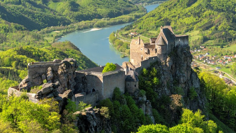 Burgruine Aggstein, © Manfred Kostner Die Burgruine Aggstein thront spektakulär auf einem Felsen hoch über der Donau und eröffnet einen beeindruckenden Panoramablick auf die Wachau mit ihren bewaldeten Hügeln und dem Flusstal.