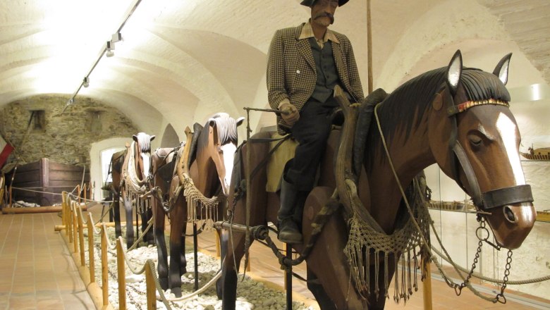 Ausstellungsobjekt im Schifffahrtsmuseum, © Donau Nö Tourismus/JS Ausstellungsobjekt im Schifffahrtsmuseum mit Figuren auf Holzpferden.