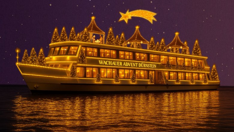 Der erste und einzige schwimmende Adventmarkt, © Ostermeier/KI Festlich beleuchtetes Schiff mit Weihnachtsdekoration auf einem Fluss bei Nacht.