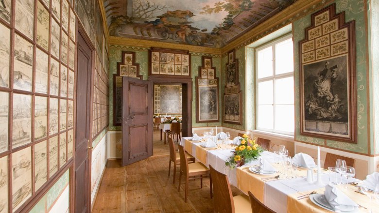 Kellerschlössel Westkabinett, © Domäne Wachau Eleganter Raum mit gedecktem Tisch, Wand- und Deckenmalereien.