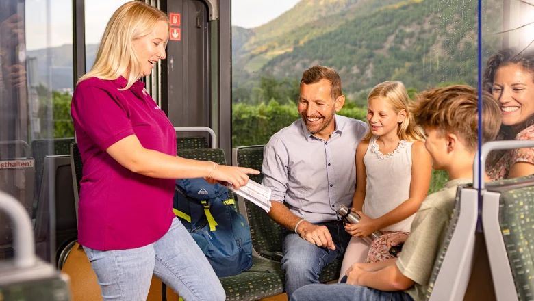 Fahrgastbetreuerin berät eine Familie in der Wachaubahn.