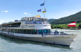 Ausflugsschiff auf der Donau