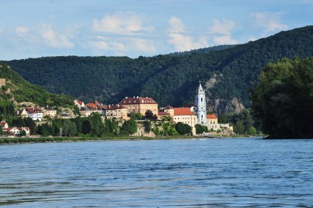 die Donau mit Blick auf die Stadt Dürnstein