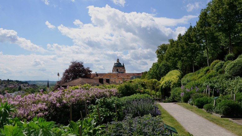 Stiftspark Melk Paradiesgarten im Fr&uuml;hling mit Blick auf das Stift Melk c Stift Melk Foto Brigitte Kobler Pimiskern, &copy; Stift Melk, B.Kobler-Pimiskern