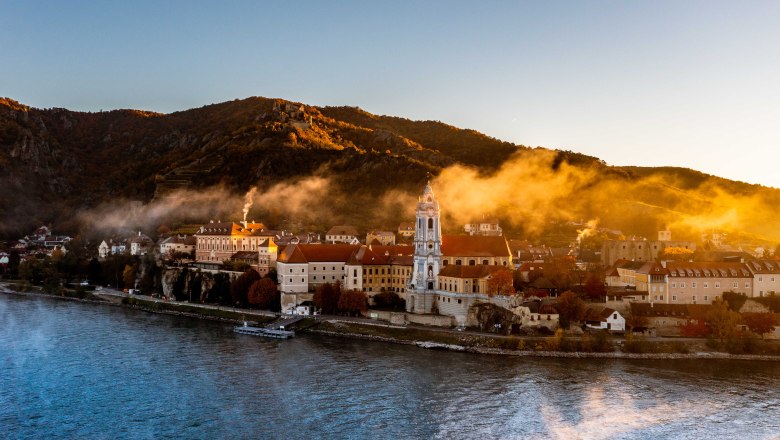 Stift Dürnstein im Herbstnebel
