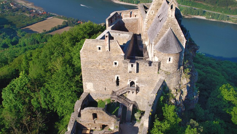 Luftaufnahme der Ruine Aggstein &uuml;ber der Donau.