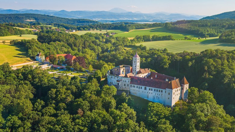 Luftaufnahme der Schallaburg inmitten grüner Landschaft.