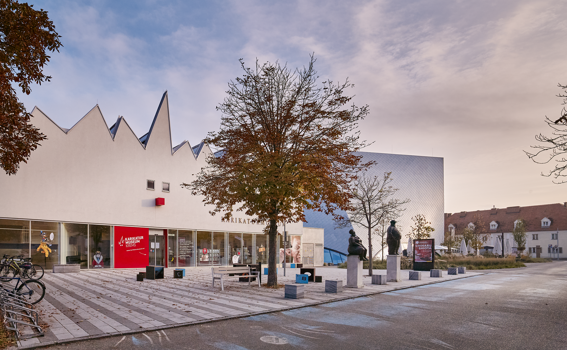 Die Kunstmeile Krems begeistert mit ihrer modernen Architektur und dem harmonischen Zusammenspiel von Natur und Kunst. Bäume mit leuchtenden Blättern umrahmen die Gebäude und schaffen eine einladende Atmosphäre für Kunstliebhaber und Spaziergänger. Hier wird die kreative Energie der Region spürbar.