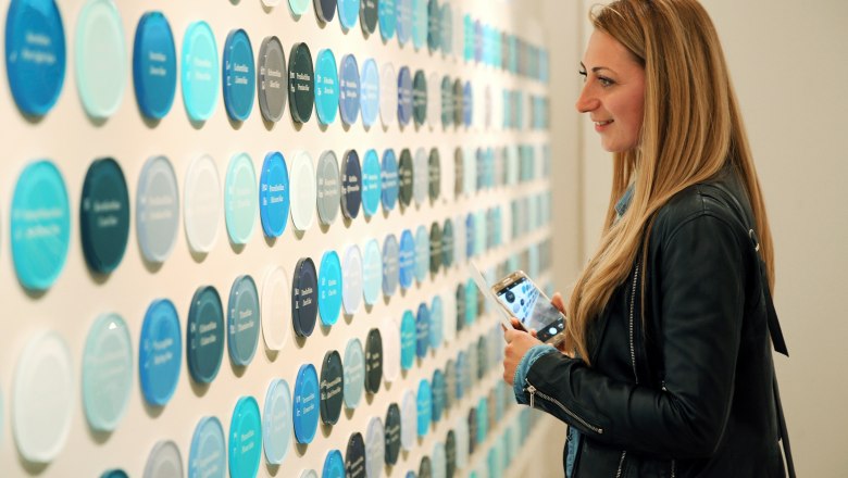 Blaue Farbwand im Stift D&uuml;rnstein