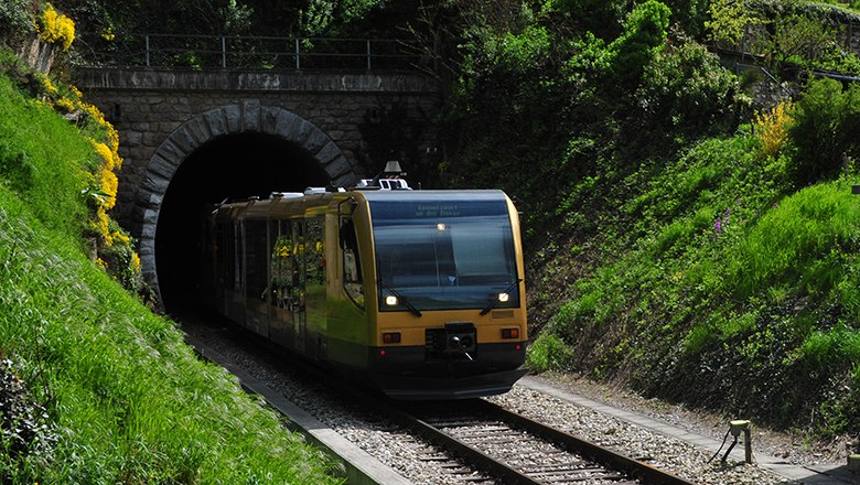 Wachaubahn kommt aus Tunnel