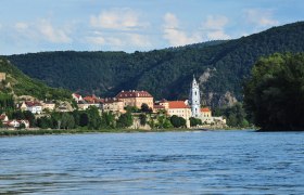 die Donau mit Blick auf die Stadt Dürnstein