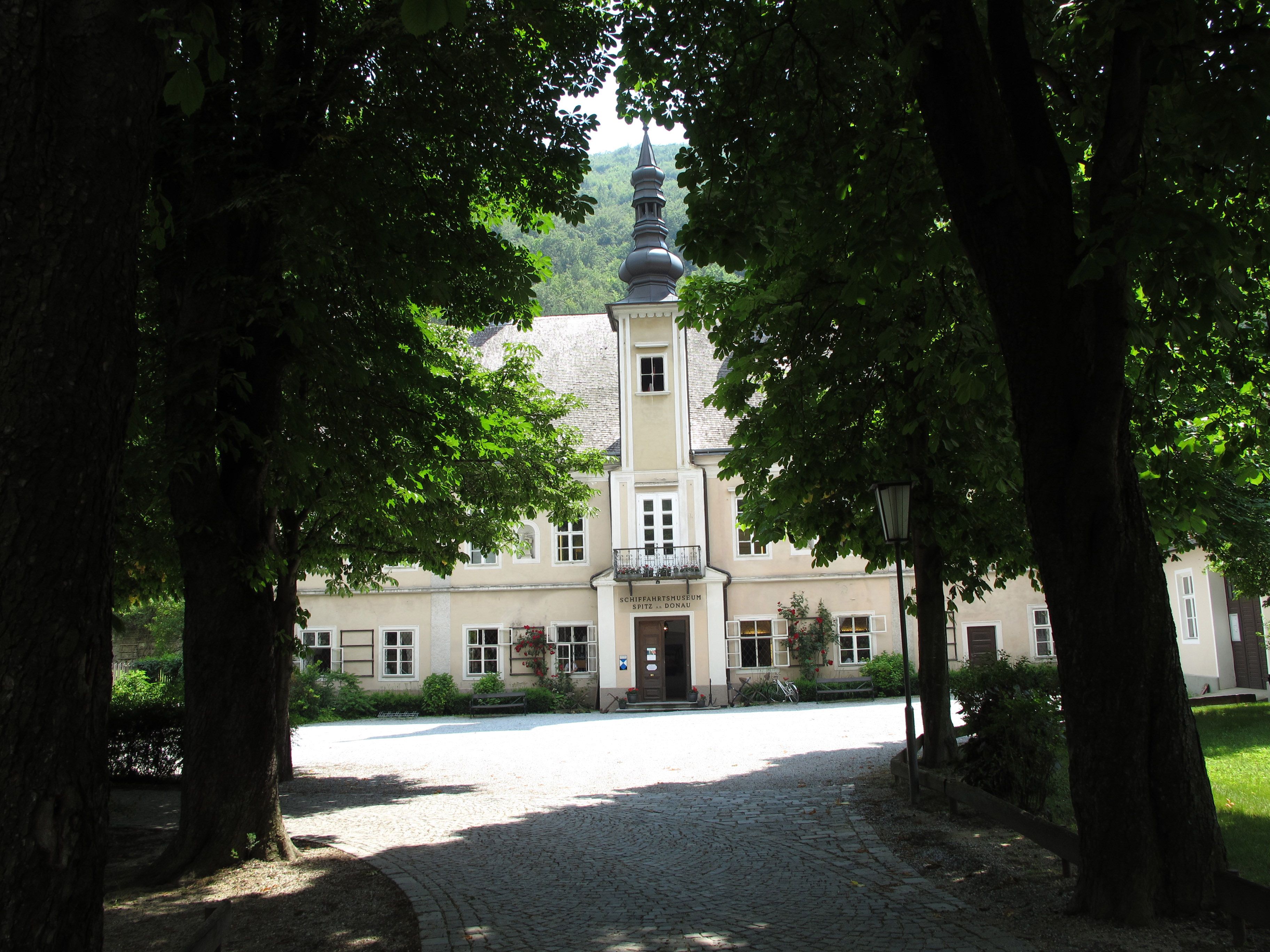 Schifffahrtsmuseum Spitz mit Allee