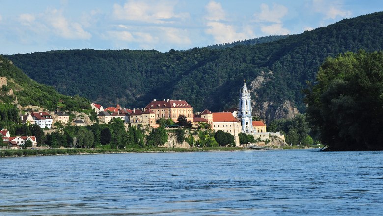 die Donau mit Blick auf die Stadt Dürnstein