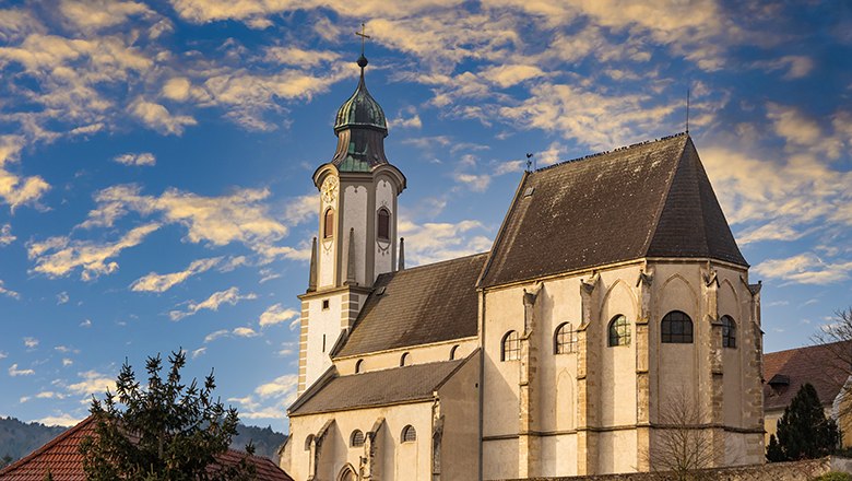 Kirche mit grünem Dach