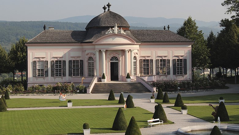 Barockpavillon im Stiftspark Melk mit gepflegtem Garten und symmetrischen Wegen.