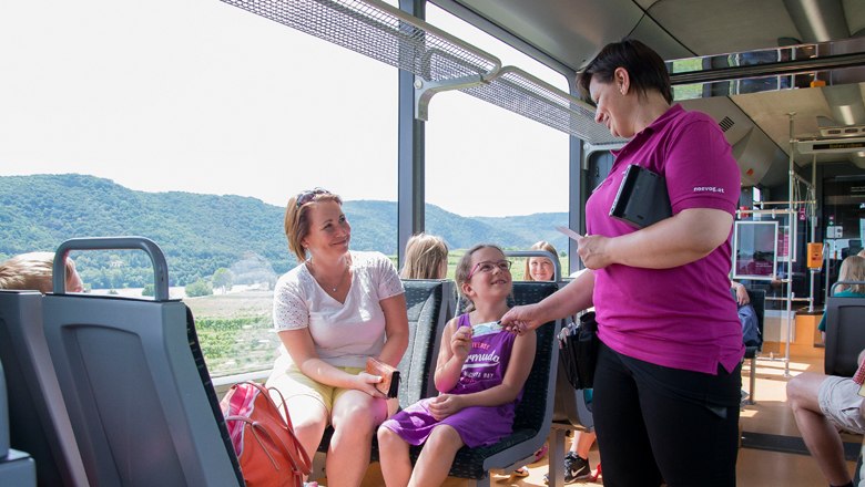 Freundliche Fahrgastbetreuerin in der Wachaubahn, © NB/Kolonovits