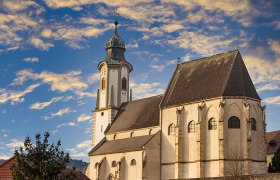 Kirche mit grünem Dach