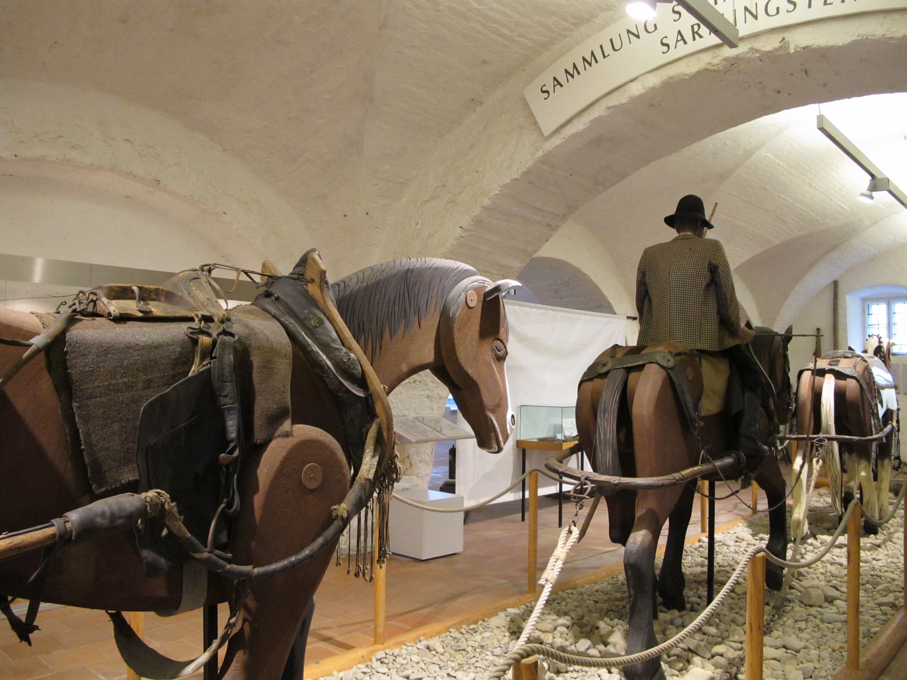 Ausstellung im Schifffahrtsmuseum Spitz mit Pferdefiguren und Reiter.