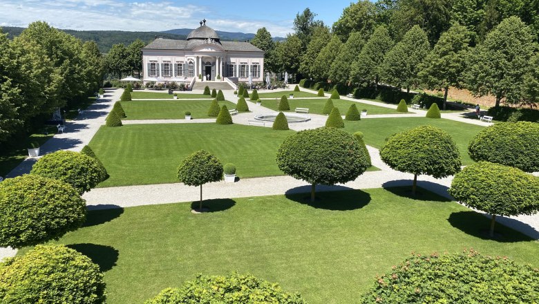 Barocker Pavillon im Stiftspark Melk mit gepflegten Rasenflächen und symmetrischen Bäumen.