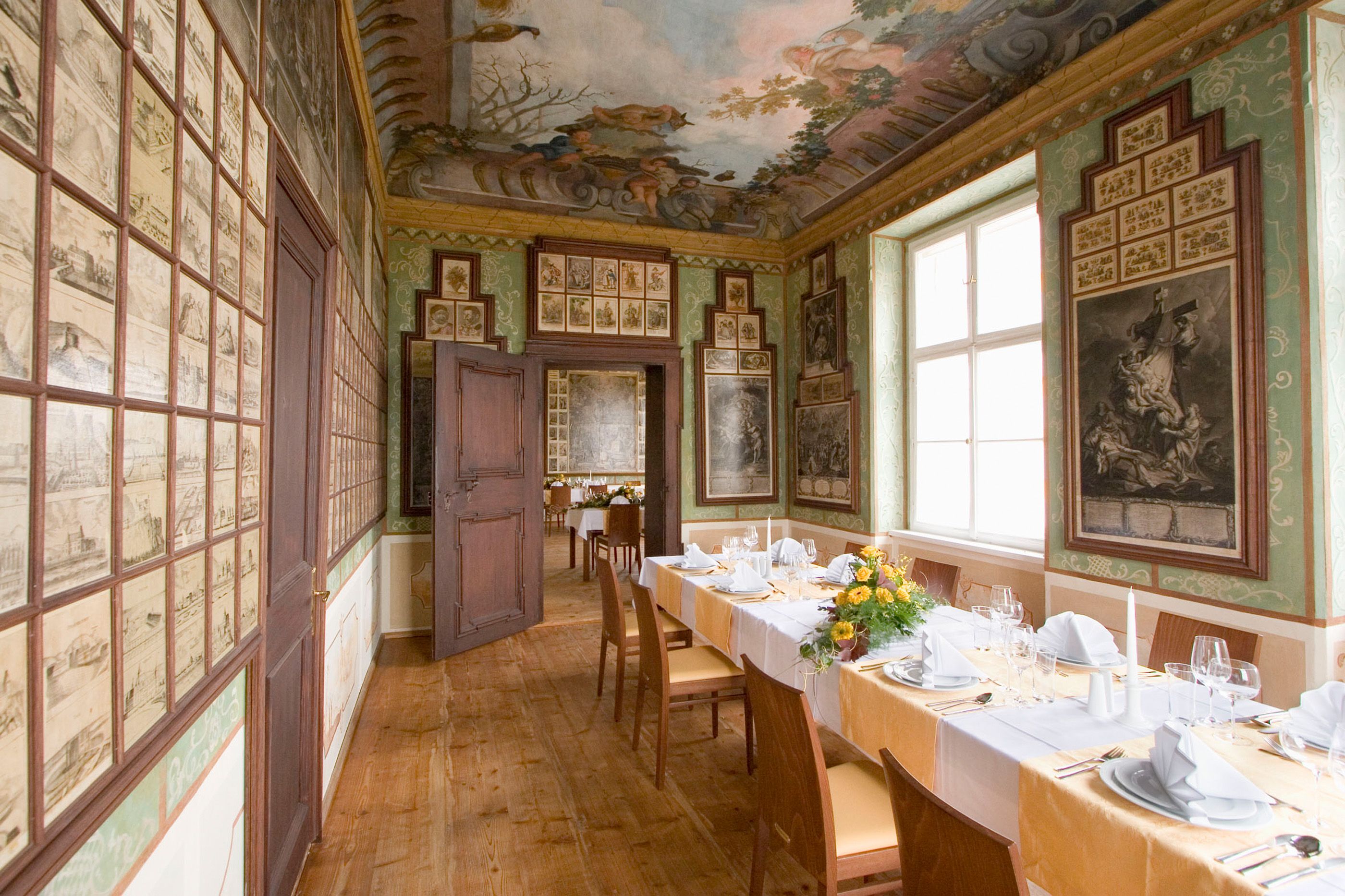 Eleganter Raum mit gedecktem Tisch, Wand- und Deckenmalereien.