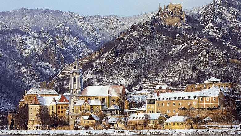 Stadt mit Schnee bedeckt