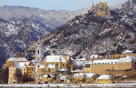 Stadt mit Schnee bedeckt