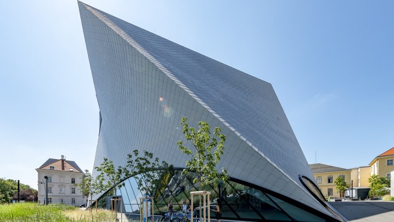 Modern architecture of the Landesgalerie Nieder&ouml;sterreich with sloping lines and glass fa&ccedil;ade.