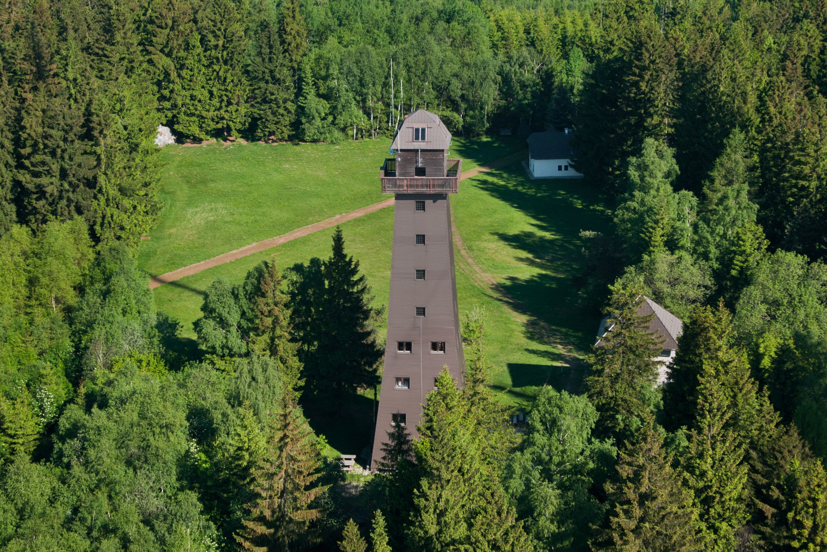 Aussichtswarte am Jauerling umgeben von Wald und Wiesen.